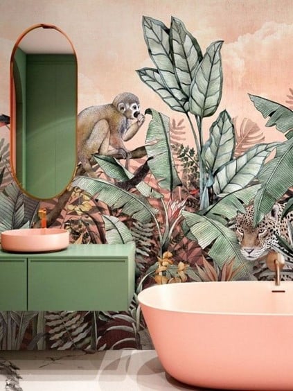 Salle de bain rose avec papier peint original