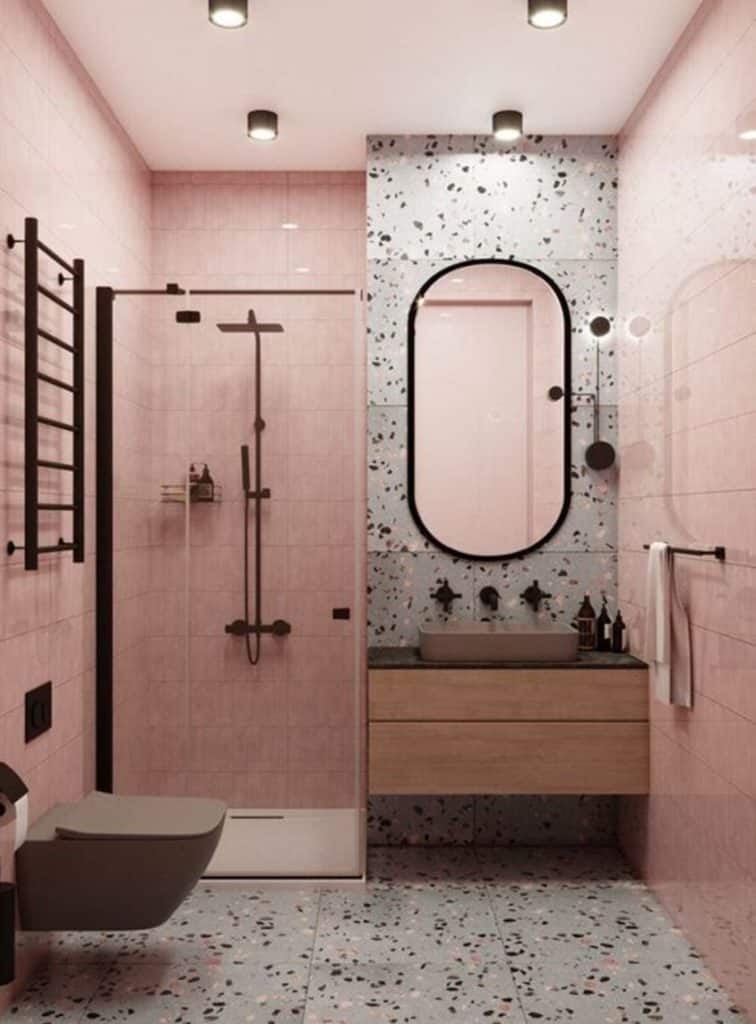 Salle de bain rose avec touche de noire