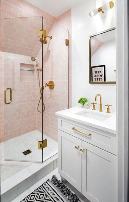 Salle de bain rose avec mur de douche en carrelage rose